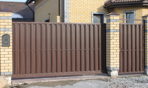 Откатные ворота евро-штакетник в шахмотном исполнении